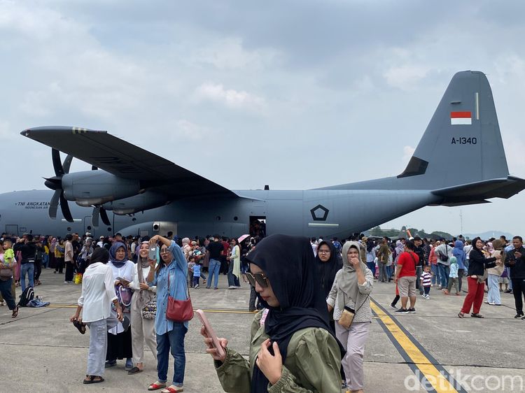 Kegembiraan Warga Bandung Saksikan Parade Pesawat TNI di Bandara Husein