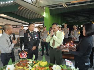 Polisi Mojokerto Beri Kejutan HUT Ke-79 TNI di 3 Lokasi