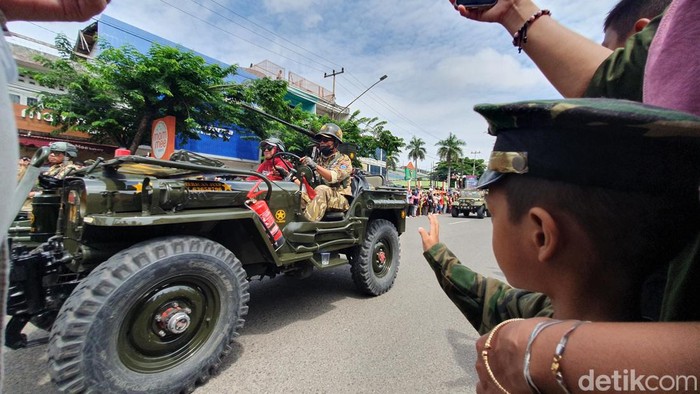 HUT TNI ke-79 dilakukan dengan atraksi dan defile Alutsista.