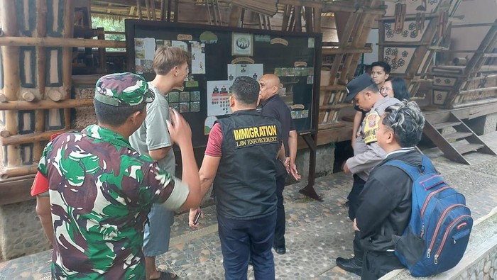 Imigrasi Medan saat operasi pengawasan orang asing di Langkat (Foto: Dok. Imigrasi Medan)