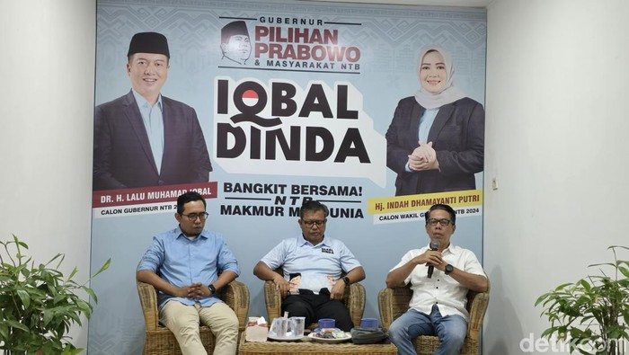 Iqbal - Dinda Jubir Iqbal-Dinda, Adhar Hakim (kiri), bersama Ketua Tim Pemenangan Anis Mujahid Akbar (tengah) di Mataram, Sabtu (5/10/2024).
Foto: Helmy Akbar / detikBali