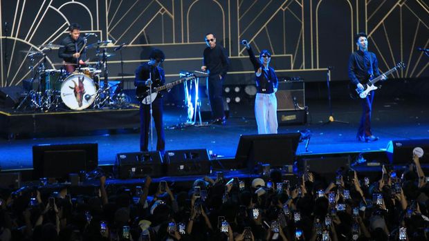 Isyana Sarasvati dan The Changcuters di Synchronize Fest 2024.
