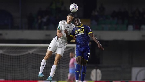 VERONA, ITALY - OCTOBER 04: Jay Idzes of Venezia FC competes for the ball with Daniel Mosquera of Hellas Verona FC during the Serie A match between Hellas Verona and Venezia at Stadio Marcantonio Bentegodi on October 04, 2024 in Verona, Italy. (Photo by Emmanuele Ciancaglini/Ciancaphoto Studio/Getty Images)