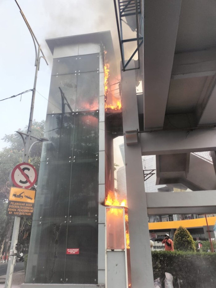 JPO Jalan Pemuda Surabaya terbakar