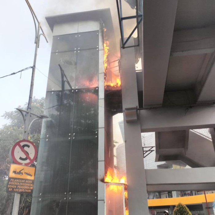 JPO Jalan Pemuda Surabaya terbakar