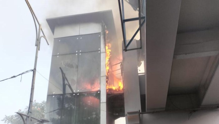 JPO Jalan Pemuda Surabaya terbakar