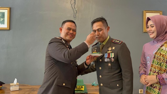 Kapolres Rokan Hulu, AKBP Budi Setiyono menyuapi  Dandim 0313/KPR Letkol Inf Setiawan Hadi Nugroho dalam rangka HUT TNI ke-79. (dok. Polres Rohul)