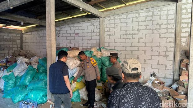 Kaporles geledah gudang cemilan kedaluwarsa