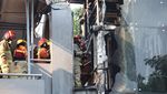 Potret Pemadaman Lift JPO yang Terbakar di Surabaya