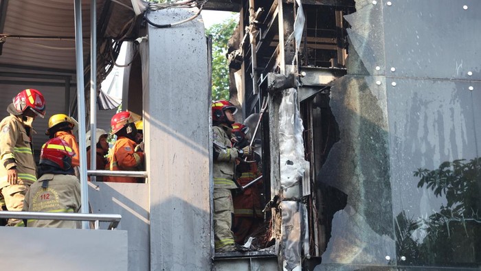 Kebakaran lift JPO di Surabaya Petugas Dinas Pemadam Kebakaran dan Penyelamatan (DPKP) Kota Surabaya melakukan pembasahan lift jembatan penyeberangan orang (JPO) yang terbakar di Jalan Pemuda, Surabaya, Jawa Timur, Sabtu (5/10/2024). DPKP Kota Surabaya mengerahkan delapan kendaraan pemadam kebakaran untuk memadamkan api yang membakar lift JPO yang diduga disebabkan korsleting listrik. ANTARA FOTO/Didik Suhartono/nz