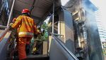 Potret Pemadaman Lift JPO yang Terbakar di Surabaya
