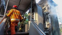 DPKP Kota Surabaya mengerahkan delapan kendaraan pemadam kebakaran untuk memadamkan api yang membakar lift JPO.