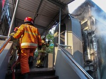 Potret Pemadaman Lift JPO yang Terbakar di Surabaya