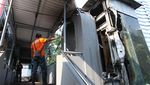 Potret Pemadaman Lift JPO yang Terbakar di Surabaya