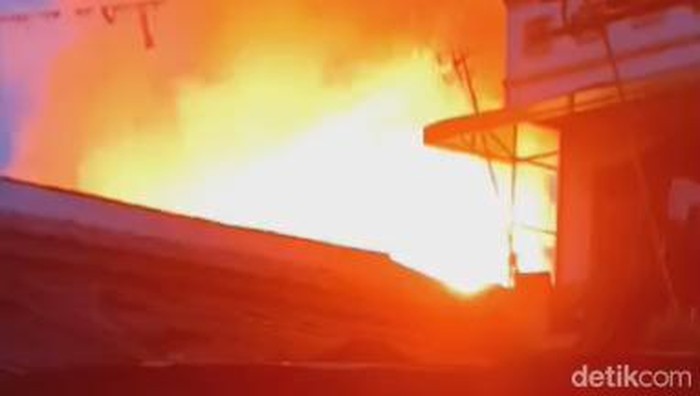 Kebakaran rumah panggung di kawasan padat penduduk di Palembang.
