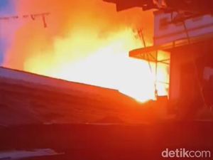 Rumah Panggung di Permukiman Padat Penduduk di Palembang Terbakar