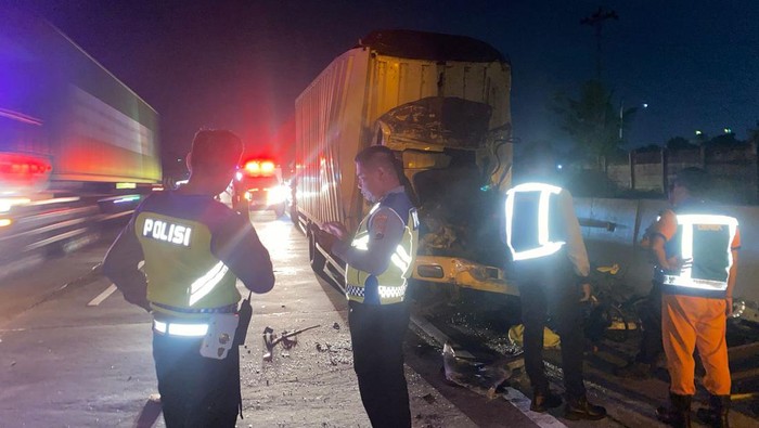 Petugas melakukan olah TKP laka di tol Boyolali, Sabtu (5/10/2024) dini hari.