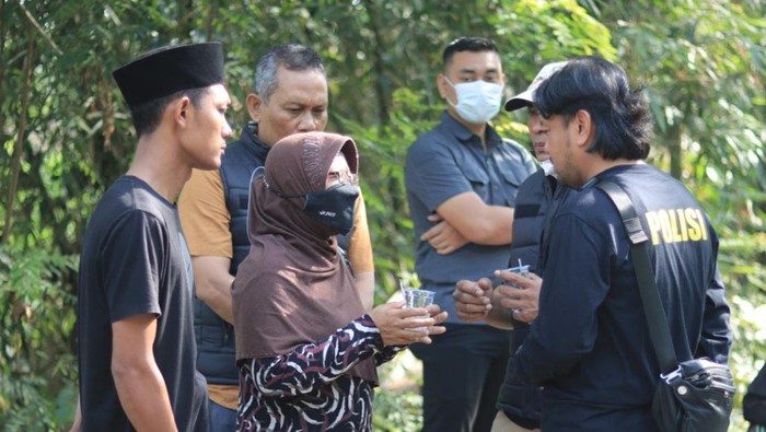 Keluarga siswa yang tewas dilempat kayu berpaku pendampingnya di Blitar