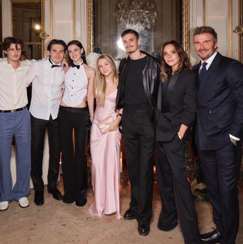 Keluarga Victoria Bekcham dan David Beckham foto bersama, Herper Beckham pakai gaun satin tipis.
