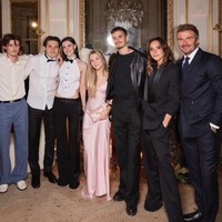 Selama lebih dari dua dekade, keluarga Beckham telah menjadi simbol kesempurnaan di mata publik. Bersama empat anak mereka, Brooklyn, Romeo, Cruz, dan Harper. David dan Victoria tak hanya membangun karier gemilang, tetapi juga citra keluarga bahagia. Namun, di balik glamor dan sorotan kamera, retaknya hubungan keluarga mulai terungkap. Foto: Instagram/@victoriabeckham