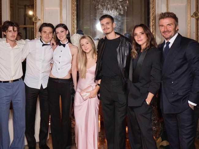 Selama lebih dari dua dekade, keluarga Beckham telah menjadi simbol kesempurnaan di mata publik. Bersama empat anak mereka, Brooklyn, Romeo, Cruz, dan Harper. David dan Victoria tak hanya membangun karier gemilang, tetapi juga citra keluarga bahagia. Namun, di balik glamor dan sorotan kamera, retaknya hubungan keluarga mulai terungkap. Foto: Instagram/@victoriabeckham