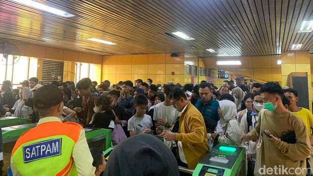 Kepadatan di Stasiun Gondangdia