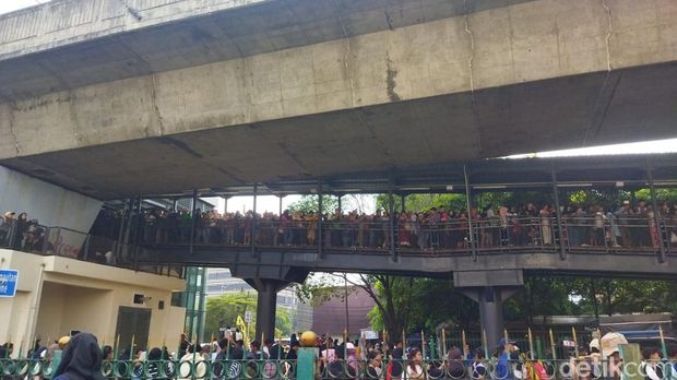 Kepadatan penumpang KRL terjadi di Stasiun Juanda, Jakpus. Antrean panjang penumpang terlihat sejak pintu masuk hingga di dalam stasiun. (Kurniawan F/detikcom)