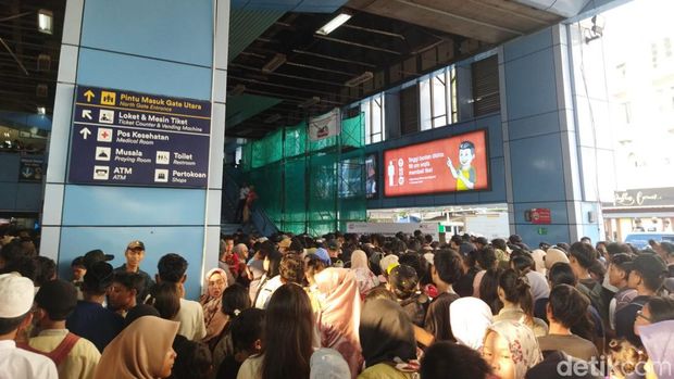 Kepadatan penumpang KRL terjadi di Stasiun Juanda, Jakpus. Antrean panjang penumpang terlihat sejak pintu masuk hingga di dalam stasiun. (Kurniawan F/detikcom)