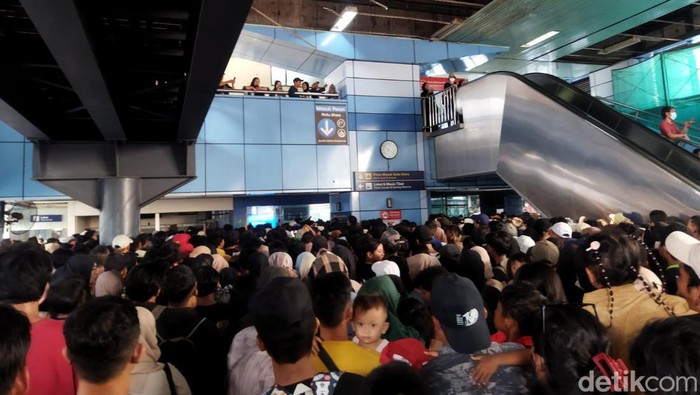 Kepadatan penumpang KRL terjadi di Stasiun Juanda, Jakpus. Antrean panjang penumpang terlihat sejak pintu masuk hingga di dalam stasiun. (Kurniawan F/detikcom)