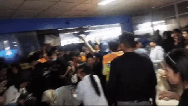 Kepadatan penumpang KRL terjadi di Stasiun Juanda, Jakpus. Antrean panjang penumpang terlihat sejak pintu masuk hingga di dalam stasiun. (Kurniawan F/detikcom)