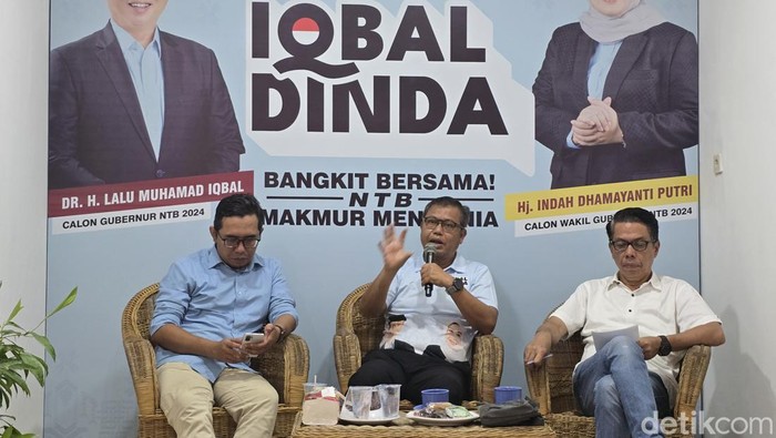 Ketua Tim Pemenangan Iqbal-Dinda Anis Mujahid Akbar (tengah) saat saat sesi konferensi pers di Posko Pemenangan Iqbal-Dinda di Mataram, Sabtu (5/10/2024).