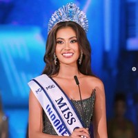 Senyum bahagia sekaligus haru mengembang di wajah Tata, setelah namanya disebutkan sebagai pemenang pertama Miss Cosmo 2024. Sejuta terima kasih pun tak dapat mengungkapkan bagaimana perasaan saya. Saya tidak akan membuat kalian bosan dengan ucapan terima kasih panjang yang akan saya katakan kepada ketua tim saya malam ini, ujar Tata dalam pidato kemenangannya. Foto: Dok. Instagram