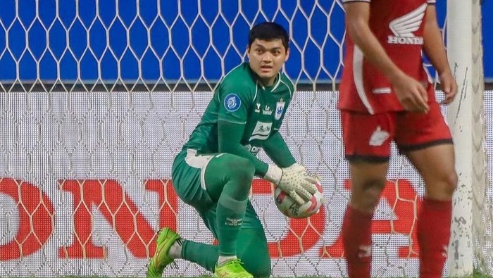 Kiper PSIS, Adi Satryo dalam laga Liga 1 2024/2025.