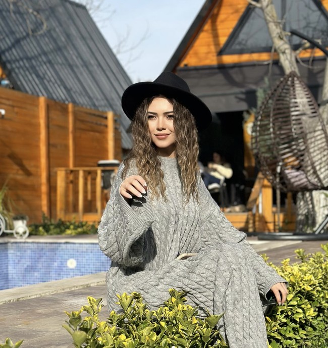 “Saya melompat atas keinginan saya sendiri. Karena saya tidak ingin hidup lagi. Tolong jaga Fistik (nama hewan peliharaannya). Saya baik kepada semua orang dalam hidup saya, tetapi saya tidak bisa baik kepada diri saya sendiri. Dalam hidup ini, jadilah egois. Dengan begitu, kamu akan bahagia,” tulis pesan terakhirnya. Foto: dok. Instagram @kubrasalofficial