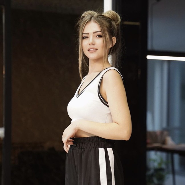 Saya sudah berjuang selama berhari-hari, tetapi tidak ada yang memperhatikan. Saya pergi karena saya mencintai diri saya sendiri dan ingin memikirkan diri saya sendiri untuk sekali ini, tulisnya lebih lanjut. Foto: dok. Instagram @kubrasalofficial