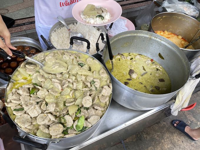 Kedai makanan lokal di Bangkok yang patut dicoba