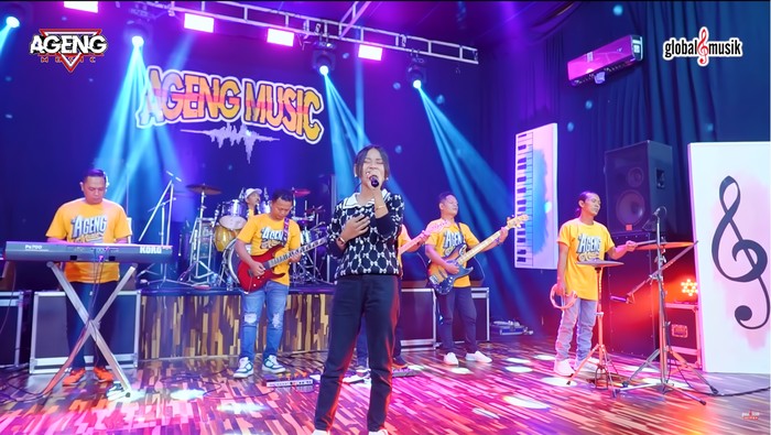 Tangkapan layar video lagu Cinta Luar Biasa dinyanyikan Dede April ft Ageng Music