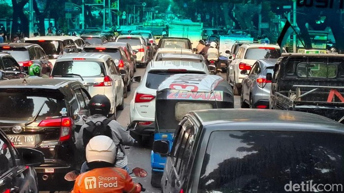 Lalu lintas di Jalan Kebon Sirih, Jakarta Pusat arah Tugu Tani macet parah sore ini. Laju kendaraan nyaris tak bergerak. (Brigitta Belia/detikcom)