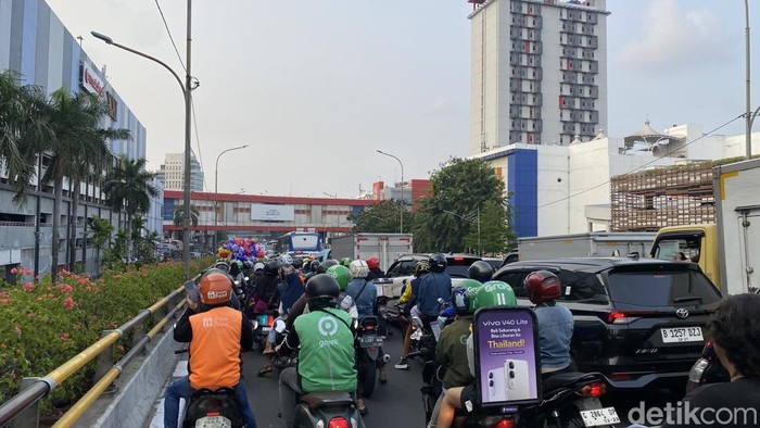 Macet di Jalan Salemba Raya hingga Jalan Gunung Sahari