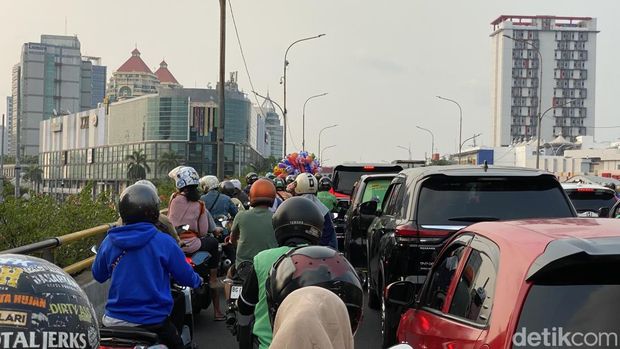Macet di Jalan Salemba Raya hingga Jalan Gunung Sahari