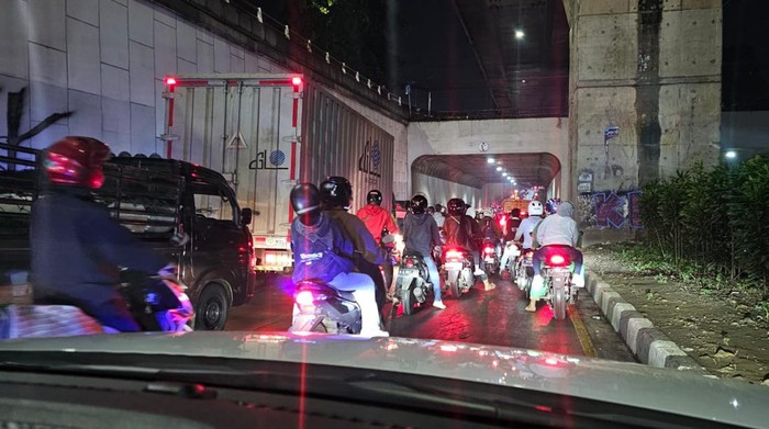 Macet menjelang underpass Sholis, Kota Bogor, karena genangan di terowongan.