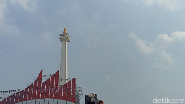 Manuver Tim Jupiter TNi AU bentuk love sign di langit Monas