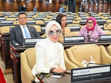 Melly Goeslaw Tetap Nyentrik Meski Ngantor di Senayan