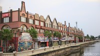 Bangunan ini dilengkapi dengan fasilitas lengkap seperti alfresco di sepanjang danau, taman-taman tematik, kanal atau sungai yang membelah dua area rukan beserta jembatan penghubung di atasnya.