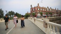 Untuk menuju La Riviera PIK 2, kamu bisa menggunakan kendaraan pribadi ataupun transportasi umum, seperti KRL.