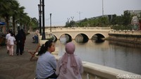 Tempat ini cukup terkenal karena latar bangunannya menggunakan konsep arsitektur dari Eropa. 