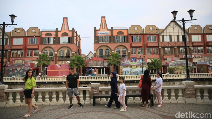 Menikmati Suasana Sore di Eropa Ala PIK 2 La Riviera PIK 2 merupakan ruko yang bangunannya didesain seperti Eropa. Tempat ini sangat cocok untuk dinikmati saat sore hari.