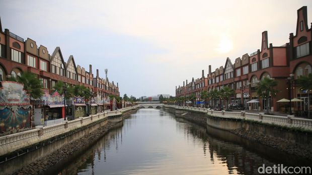 La Riviera PIK 2 merupakan ruko yang bangunannya didesain seperti Eropa. Tempat ini sangat cocok untuk dinikmati saat sore hari.