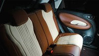 Kesan Elegant pada tampilan interior terlihat disetiap sudut dengan berbalut 3 warna cokelat, putih dan hitam membuat modifikasi Wuling Binguo EV ini enak dipandang. Foto: dok. Maxdecal