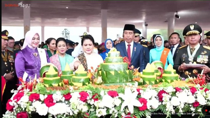 Momen Presiden Jokowi berikan potongan tumpeng HUT TNI ke Panglima TNI